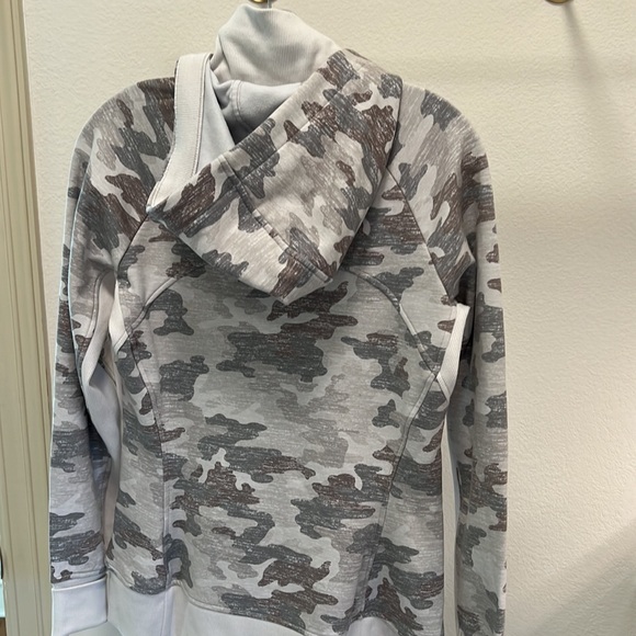 Athleta Triumph Printed Hoodie Size Medium - Picture 3 of 4